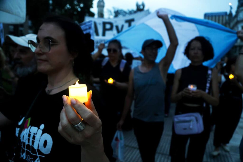 Un abrazo en la emergencia: la lucha del Garrahan y los discas en Plaza de Mayo 1 Un abrazo en la emergencia: la lucha del Garrahan y los discas en Plaza de Mayo