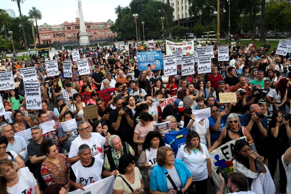 Un abrazo en la emergencia: la lucha del Garrahan y los discas en Plaza de Mayo