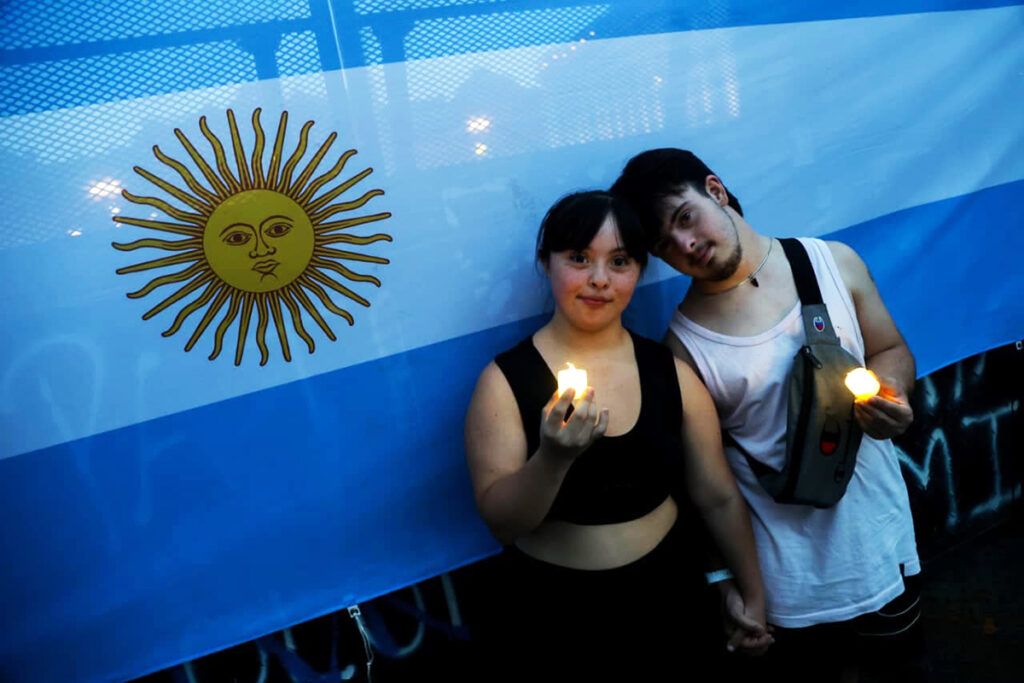 Un abrazo en la emergencia: la lucha del Garrahan y los discas en Plaza de Mayo 2 Un abrazo en la emergencia: la lucha del Garrahan y los discas en Plaza de Mayo