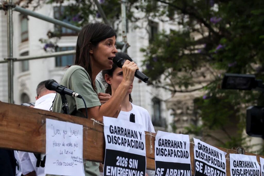 Un abrazo en la emergencia: la lucha del Garrahan y los discas en Plaza de Mayo 4 Un abrazo en la emergencia: la lucha del Garrahan y los discas en Plaza de Mayo