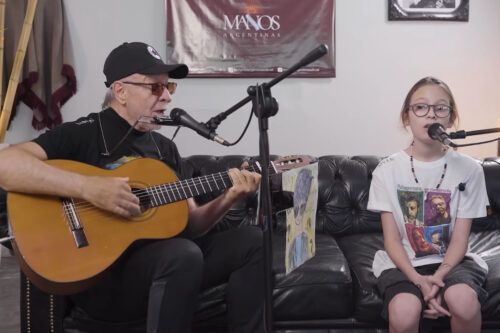 León Gieco y el niño Ian Moche convirtieron «El Desembarco» en un emotivo himno de inclusión