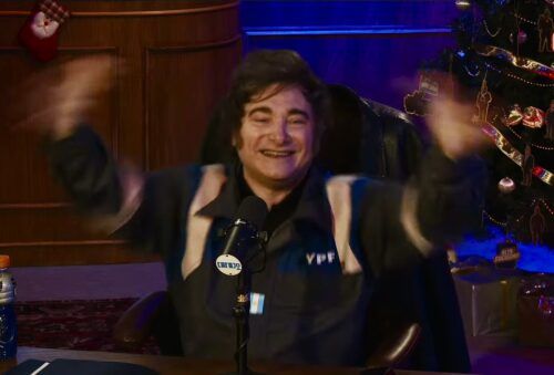 Entre mamelucos e insultos a la oposición: el cosplay de Milei en el streaming oficialista