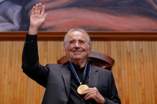 Las emotivas palabras de Serrat al recibir un doctorado honoris causa: «En mi familia no había artistas, sino obreros»