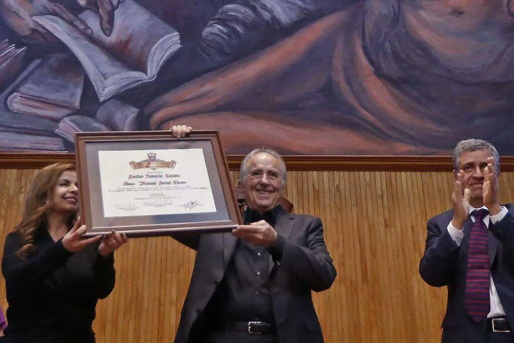 Las emotivas palabras de Serrat al recibir un doctorado honoris causa: "En mi familia no había artistas, sino obreros" 1 Las emotivas palabras de Serrat al recibir un doctorado honoris causa: "En mi familia no había artistas, sino obreros"