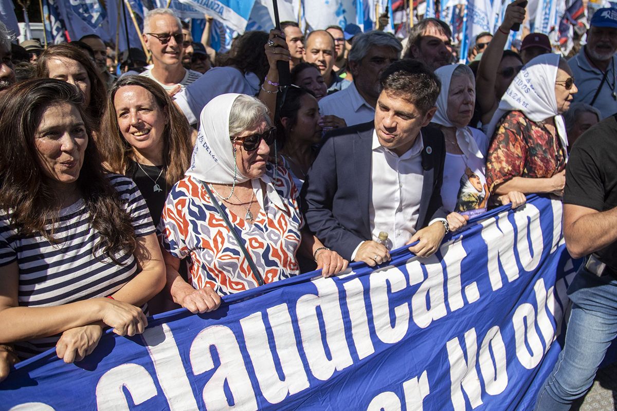 Kicillof participó de la marcha de las Madres de Plaza de Mayo en homenaje a Hebe de Bonafini