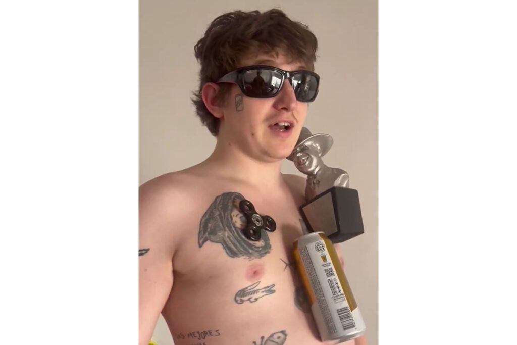 Dillom prepara su show en Vélez y a la pasada la clavó en el ángulo parodiando al antivacunas más bizarro del mundo