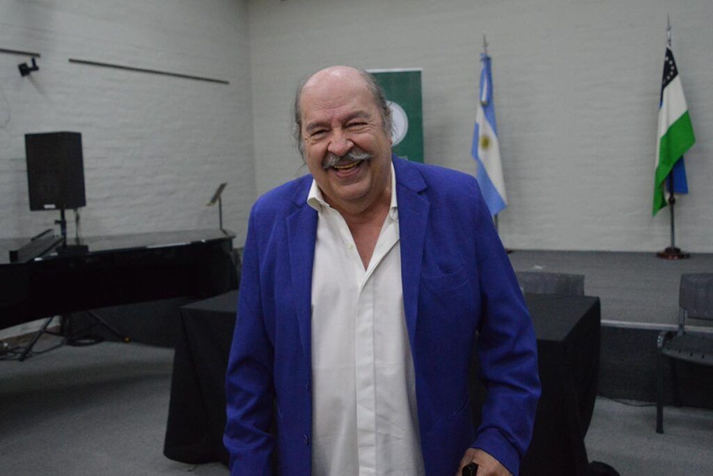 Litto Nebbia fue distinguido con el título de Doctor Honoris Causa por el Instituto Universitario Patagónico de las Artes