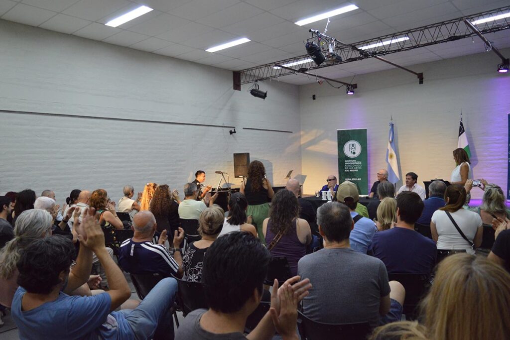 Litto Nebbia fue distinguido con el título de Doctor Honoris Causa por el Instituto Universitario Patagónico de las Artes