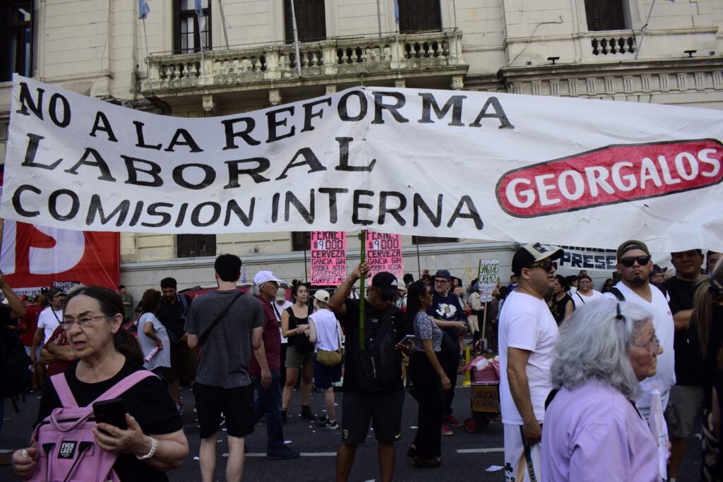 "Ni un paso atrás": las imágenes de una jornada masiva y ardiente en las calles 5 "Ni un paso atrás": las imágenes de una jornada masiva y ardiente en las calles