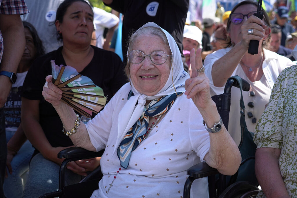 "Ni un paso atrás": las imágenes de una jornada masiva y ardiente en las calles 9 "Ni un paso atrás": las imágenes de una jornada masiva y ardiente en las calles