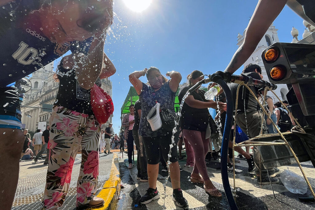 "Ni un paso atrás": las imágenes de una jornada masiva y ardiente en las calles 1 "Ni un paso atrás": las imágenes de una jornada masiva y ardiente en las calles