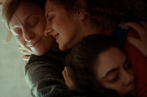 «Tres tiempos»: una conexión profunda entre abuelas, madres y nietas en un relato único