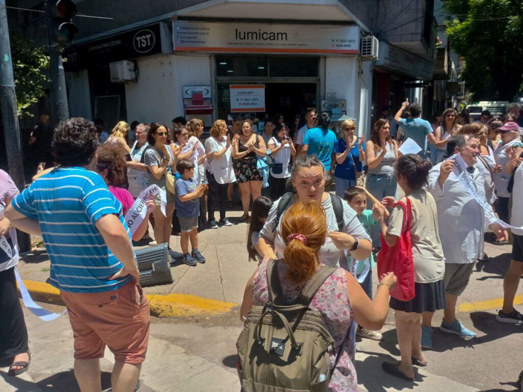 Familias y docentes realizaron un nuevo abrazo a una escuela porteña afectada por el cierre de grados