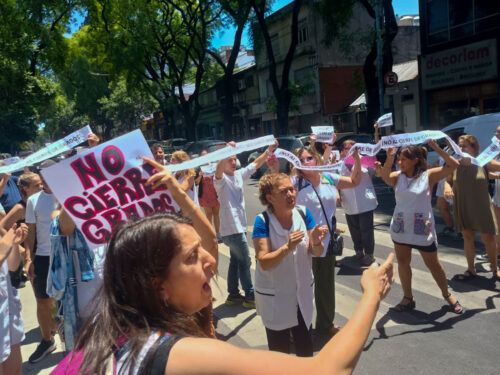 Familias y docentes realizaron un nuevo abrazo a una escuela porteña afectada por el cierre de grados