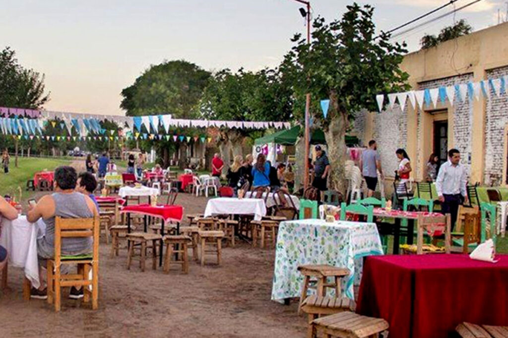 Quema de muñecos, brindis en la playa y tortas negras para despedir el año