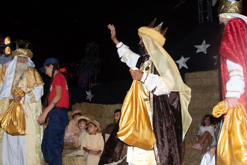 Quema de muñecos, brindis en la playa y tortas negras para despedir el año
