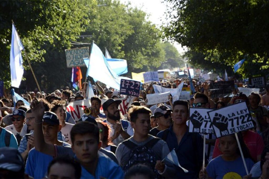 Protestas contra la megaminería: la policía provincial reprimió y detuvo manifestantes en la Capital y Godoy Cruz 1 Protestas contra la megaminería: la policía provincial reprimió y detuvo manifestantes en la Capital y Godoy Cruz