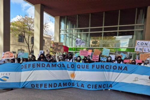 Dura carta de trabajadores científicos: “Ningún país se desarrolla destruyendo su inteligencia colectiva”