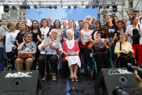 Madres, Abuelas y representantes de la CGT, CTA y UTEP concretaron un acto por los Derechos Humanos y en rechazo a las políticas de Milei