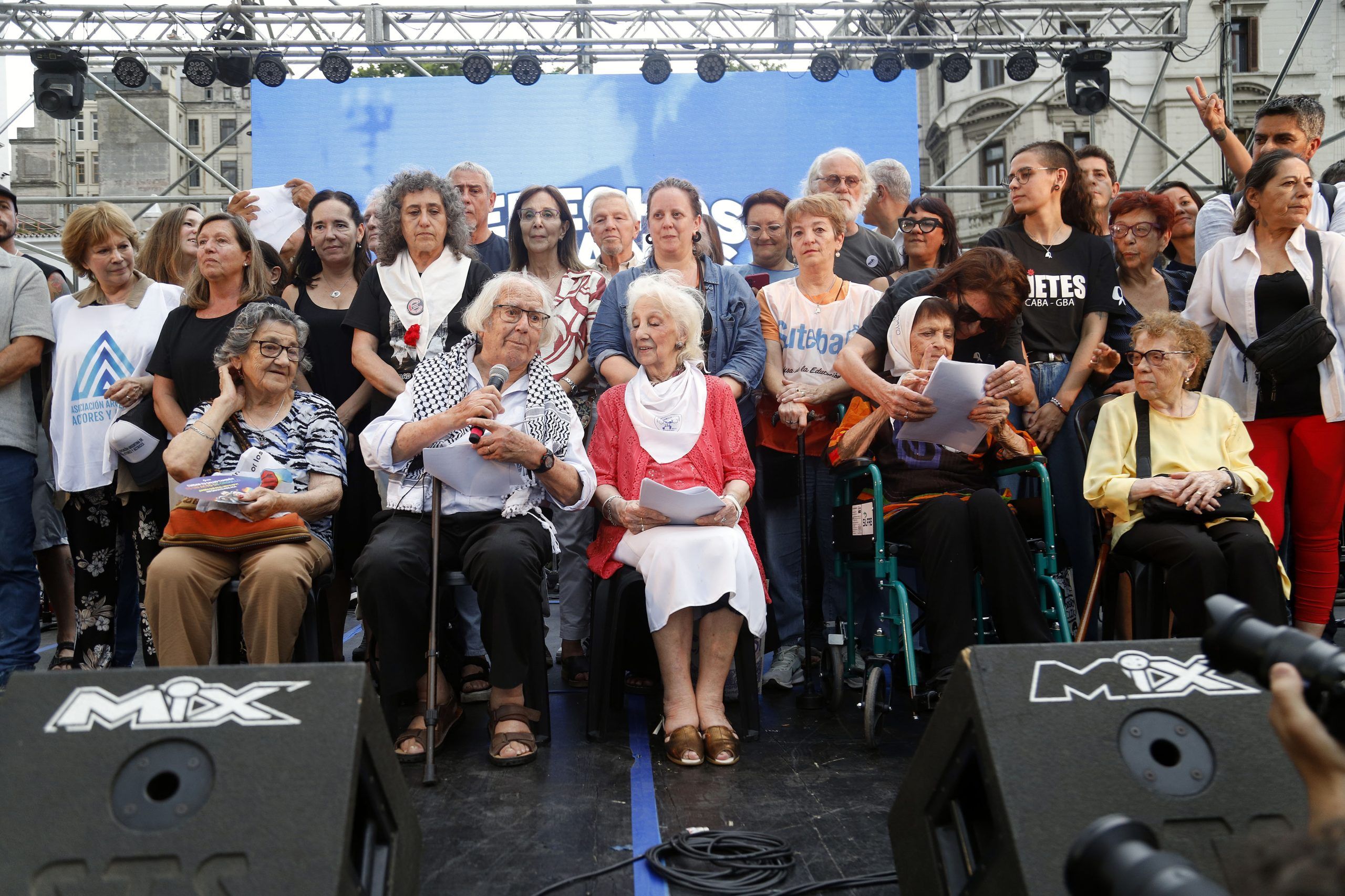 Madres, Abuelas y representantes de la CGT, CTA y UTEP concretaron un acto por los Derechos Humanos y en rechazo a las políticas de Milei