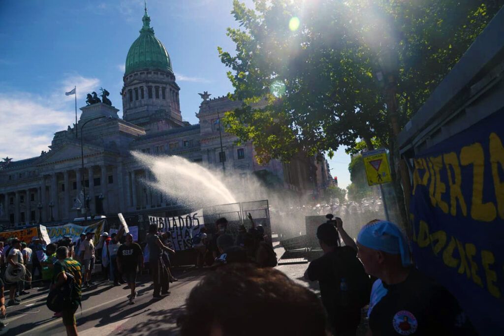 Nueva represión policial a la marcha de los jubilados frente al Congreso 1 Nueva represión policial a la marcha de los jubilados frente al Congreso