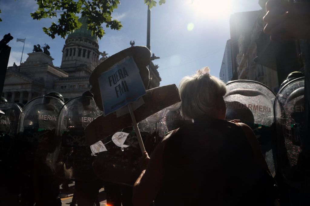 Nueva represión policial a la marcha de los jubilados frente al Congreso 2 Nueva represión policial a la marcha de los jubilados frente al Congreso