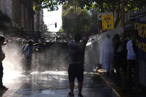 Nueva represión policial a la marcha de los jubilados frente al Congreso