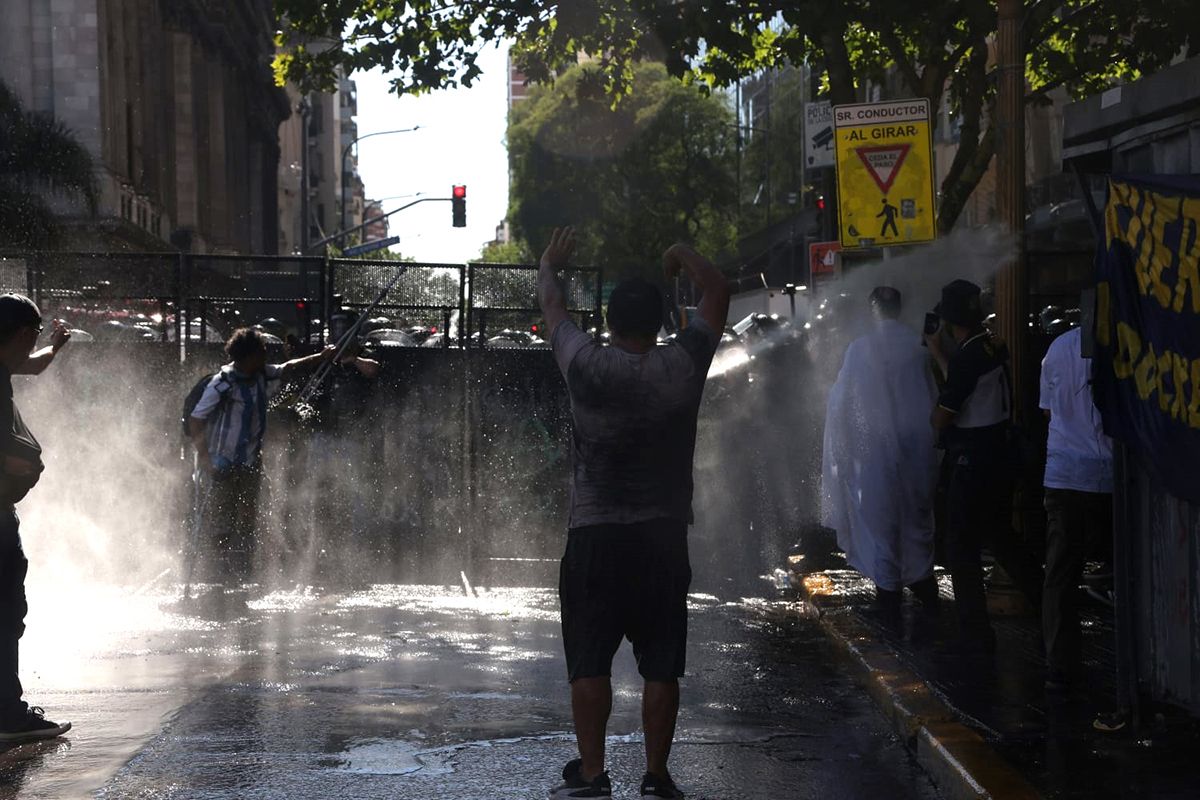 Nueva represión policial a la marcha de los jubilados frente al Congreso
