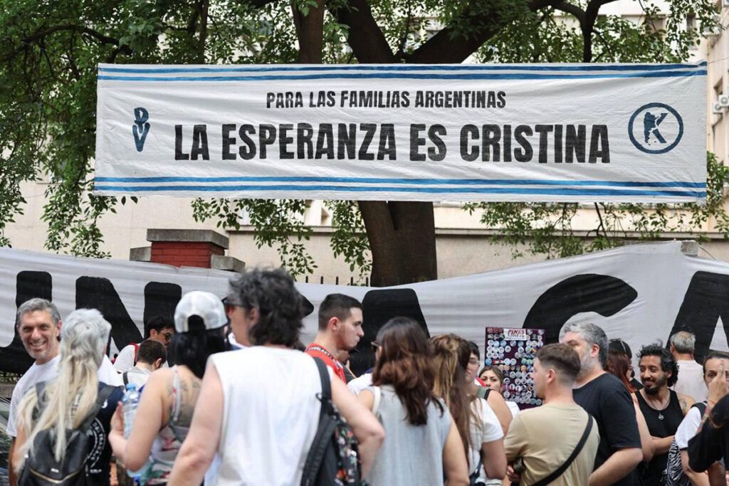 Rezo por vos: oración ecuménica por la salud y la libertad de Cristina en el Otamendi
