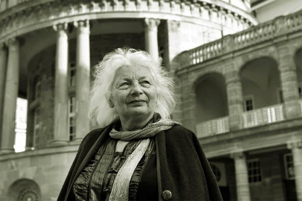 Diana Bellessi: "Cuatro versos locos generan todo un mundo"