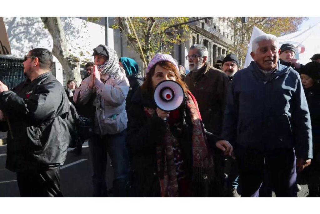 "Jubiladxs le enseñan", la película que retrata la desobediencia que el Gobierno no puede apagar