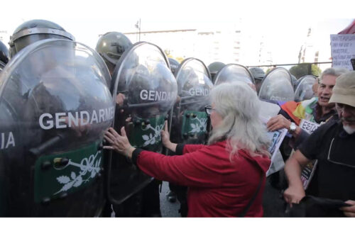 «Jubiladxs le enseñan», la película que retrata la desobediencia que el Gobierno no puede apagar