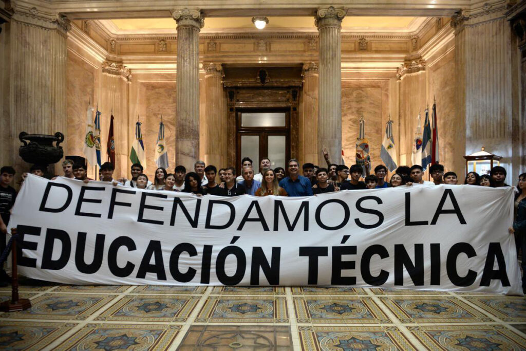 Vigilar y castigar: Milei destina los fondos de salud y educación a inteligencia y seguridad