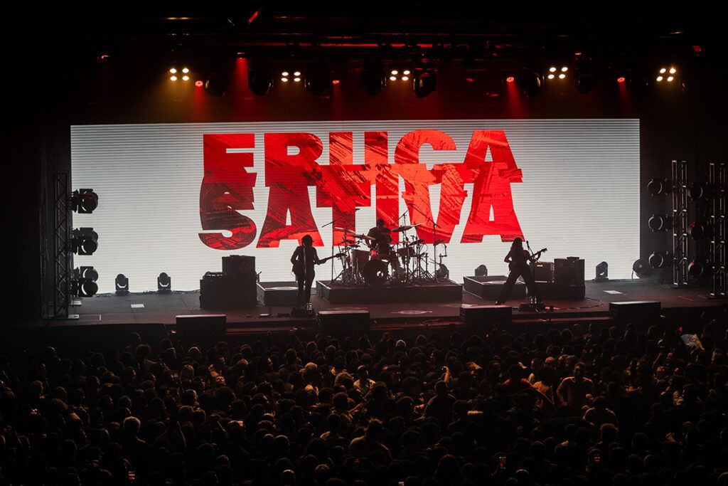 Eruca Sativa convierte la rabia y la ternura en un lenguaje universal con “A tres días de la Tierra”