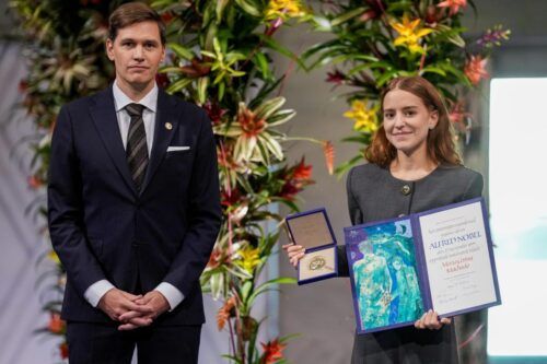 La hija de Corina Machado recibió el Nobel mientras la galardonada viaja a Oslo