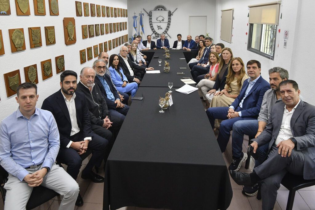 Los gobernadores peronistas denunciaron el desfinanciamiento de Milei a las provincias y reclamaron obra pública 1 Los gobernadores peronistas denunciaron el desfinanciamiento de Milei a las provincias y reclamaron obra pública