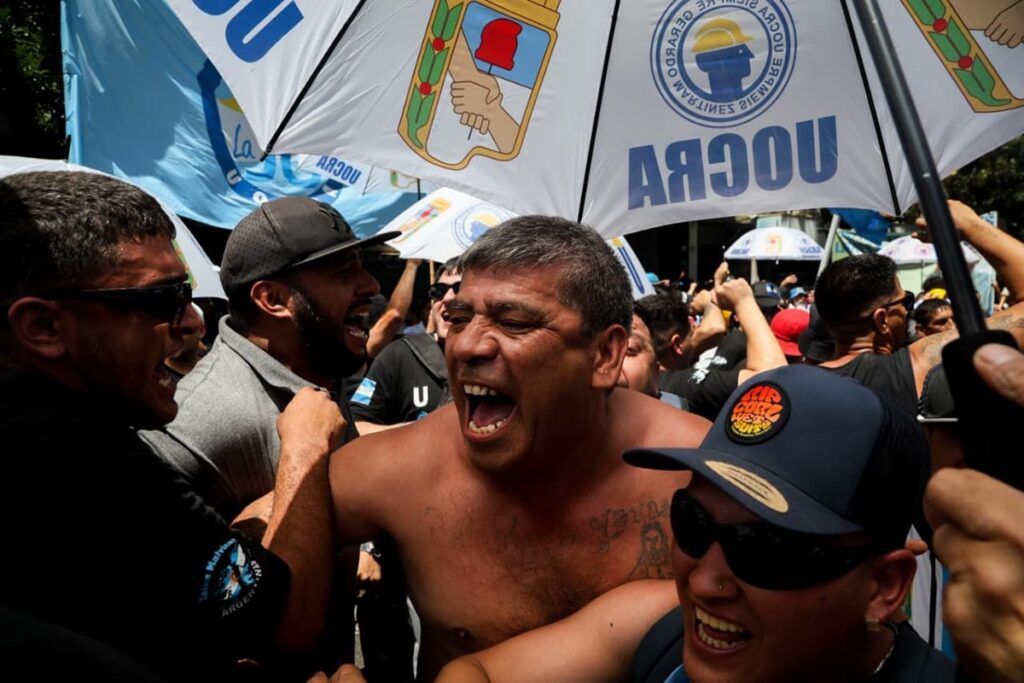 Miles de personas ya marchan en Plaza de Mayo mientras el gobierno frena manifestantes 1 Miles de personas ya marchan en Plaza de Mayo mientras el gobierno frena manifestantes