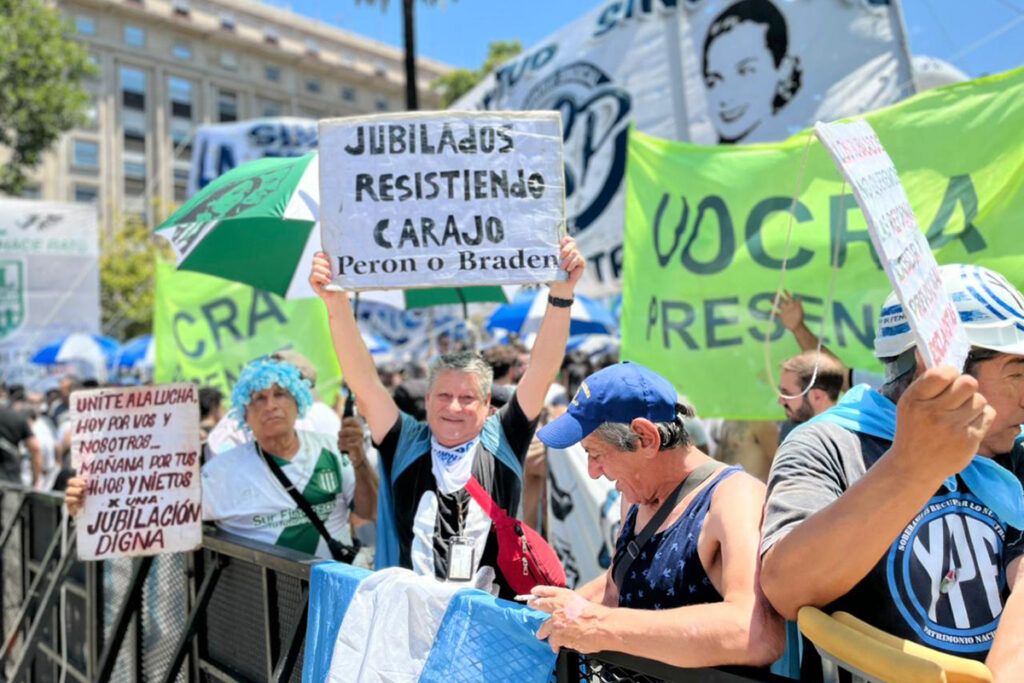 "Ni un paso atrás": las imágenes de una jornada masiva y ardiente en las calles 13 "Ni un paso atrás": las imágenes de una jornada masiva y ardiente en las calles