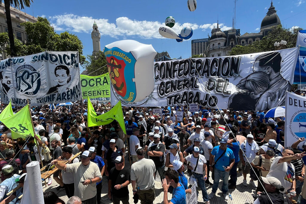 "Ni un paso atrás": las imágenes de una jornada masiva y ardiente en las calles 16 "Ni un paso atrás": las imágenes de una jornada masiva y ardiente en las calles