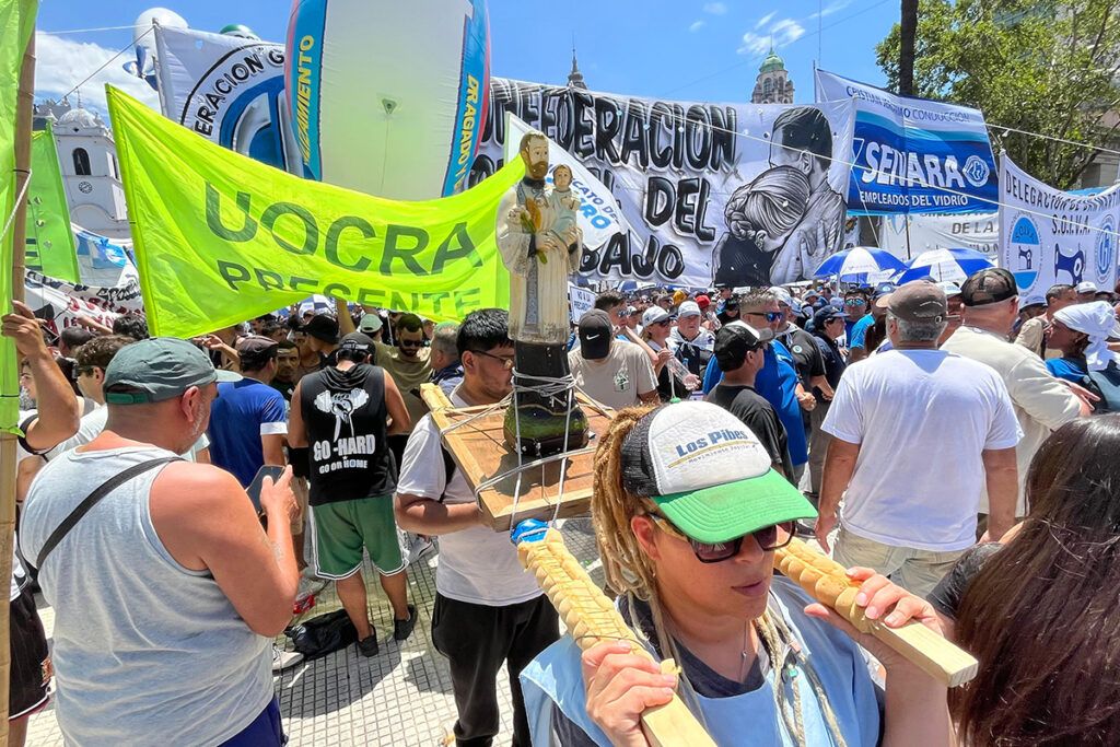 "Ni un paso atrás": las imágenes de una jornada masiva y ardiente en las calles 11 "Ni un paso atrás": las imágenes de una jornada masiva y ardiente en las calles