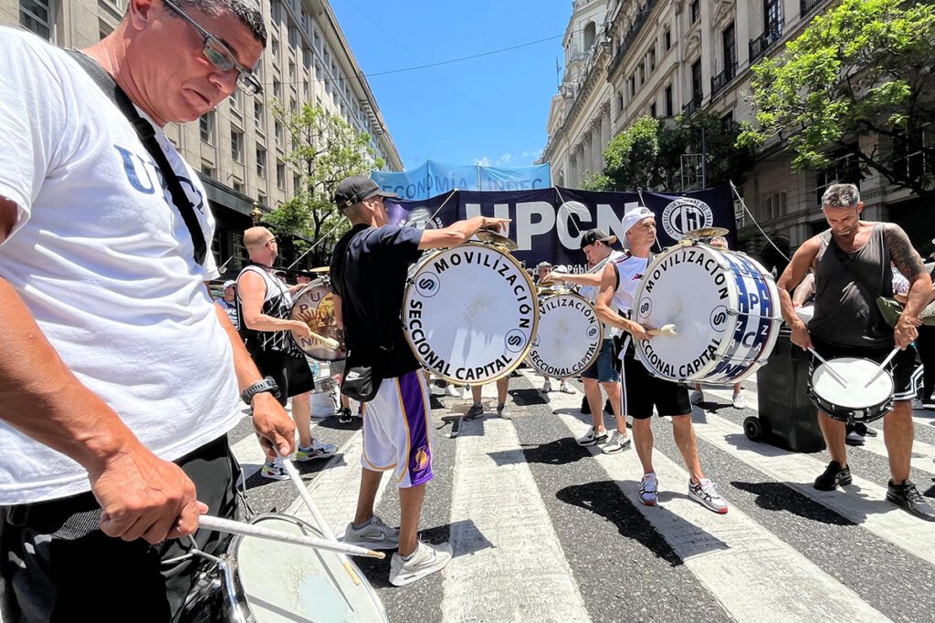 "Ni un paso atrás": las imágenes de una jornada masiva y ardiente en las calles 15 "Ni un paso atrás": las imágenes de una jornada masiva y ardiente en las calles