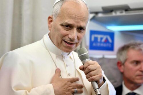 León XIV pide diálogo o «incluso presión económica» pero rechaza una invasión