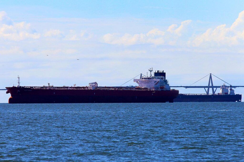 Trump bloquea a petroleros sancionados que entren y salgan de Venezuela