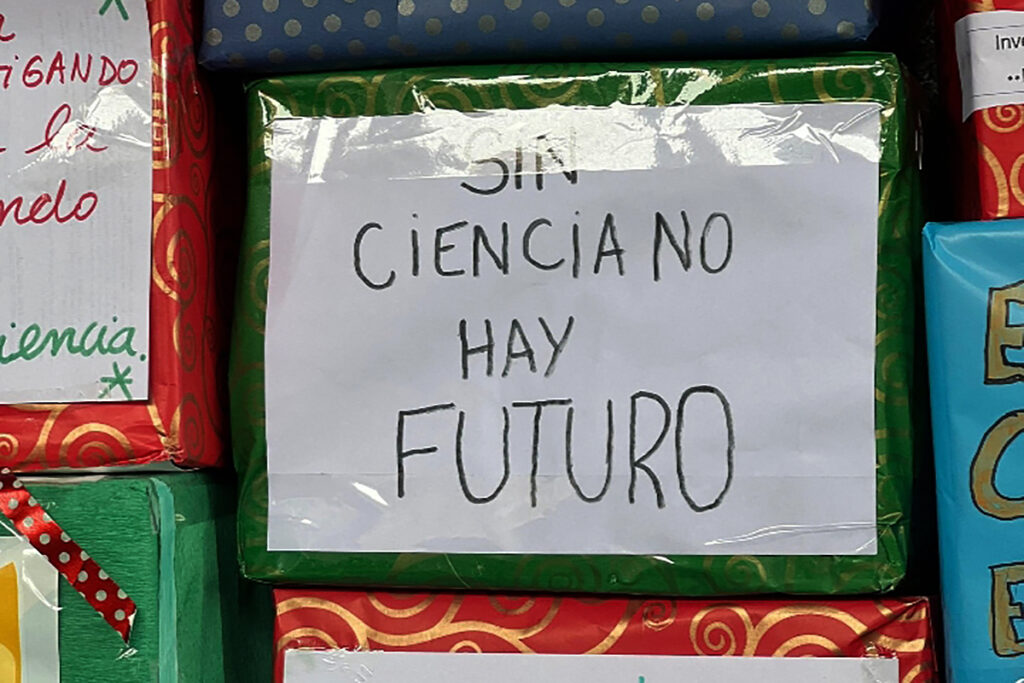 Un árbol coronado por la Estrella Culona y un fuerte reclamo por una Navidad con Ciencia