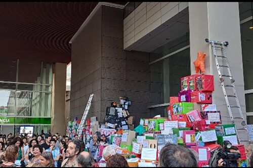 Un árbol coronado por la Estrella Culona y un fuerte reclamo por una Navidad con Ciencia