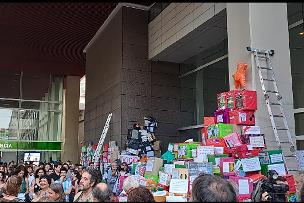 Un árbol coronado por la Estrella Culona y un fuerte reclamo por una Navidad con Ciencia