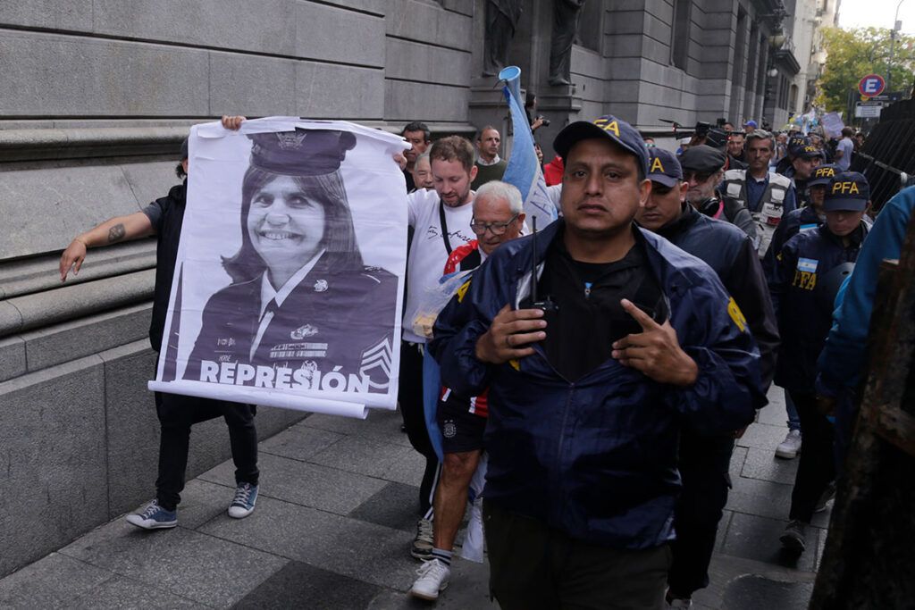 Teatro antidisturbios: el gobierno recrudece la persecución ante la crisis