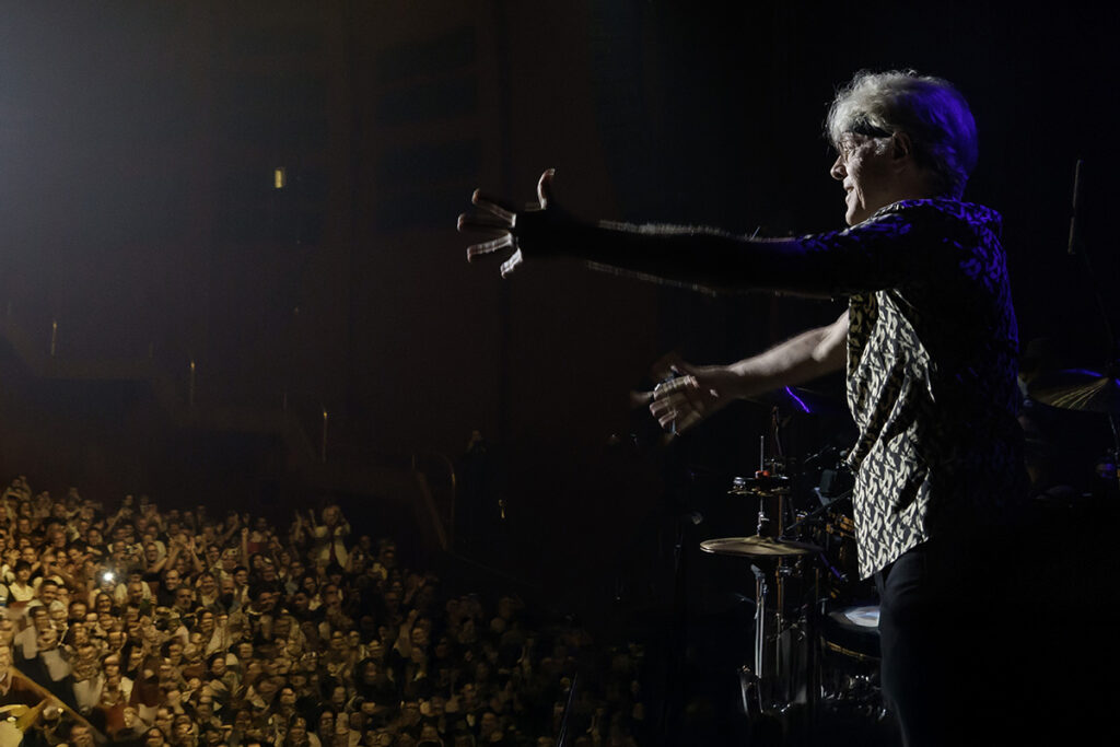 Stewart Copeland reinventó a The Police con arreglos orquestales y solos electrizantes