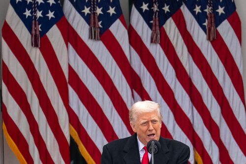 Trump bloquea a petroleros sancionados que entren y salgan de Venezuela