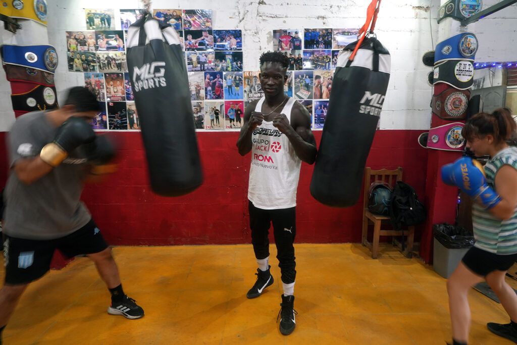 El senegalés sensación en boxeo: tiene 33 hermanos, es vendedor ambulante y está invicto